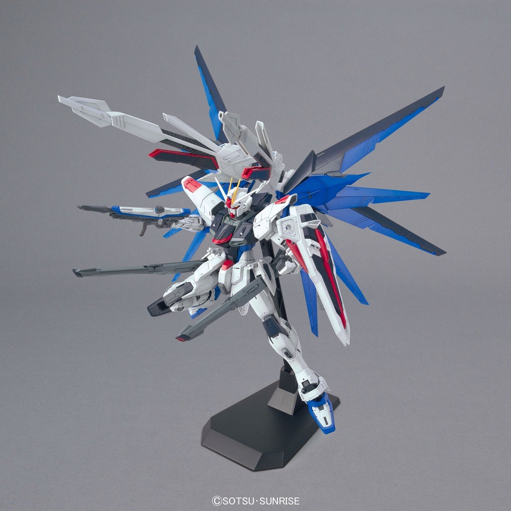 Bandai Spirits 1/100 MG Freedom Gundam Ver.2.0 - Gundam Model Kits
