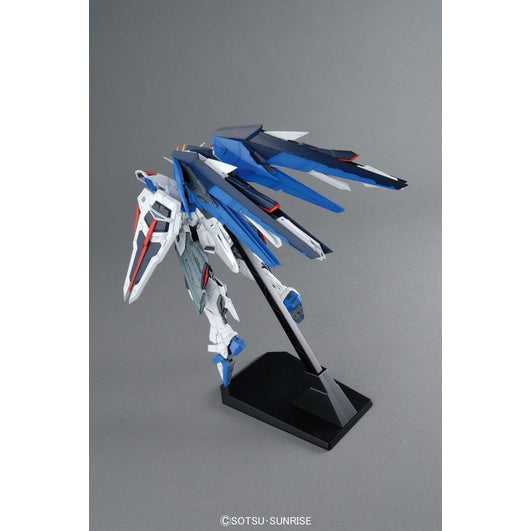 Bandai Spirits 1/100 MG Freedom Gundam Ver.2.0 - Gundam Model Kits