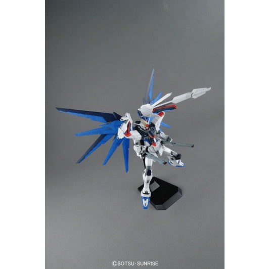 Bandai Spirits 1/100 MG Freedom Gundam Ver.2.0 - Gundam Model Kits
